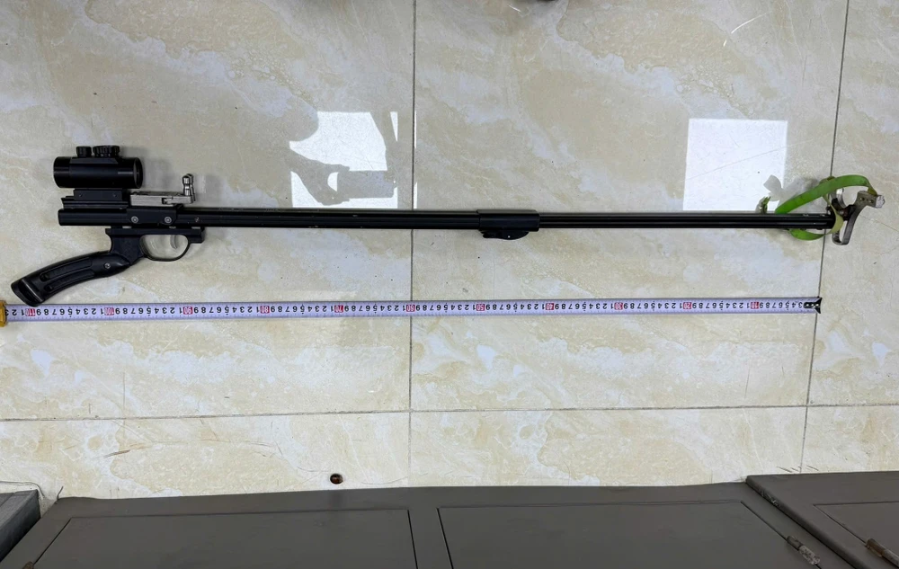 Súng ná cao su bắn bi do PĐP dùng bắn vỡ kính ô tô. Ảnh: CAHP