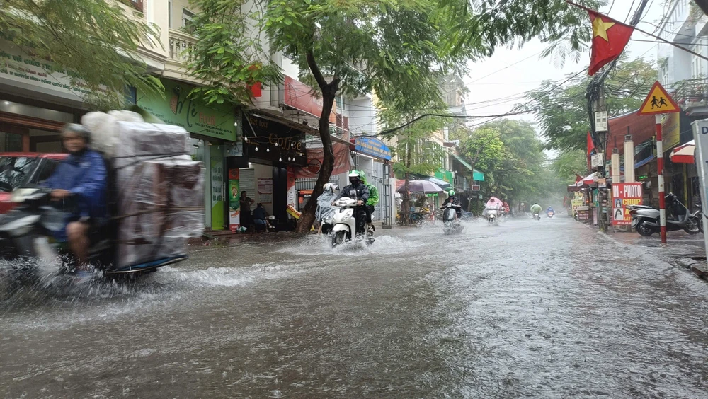 Sau cơn mưa lớn, nhiều tuyến đường tại Hải Phòng ngập lụt diện rộng. Ảnh: HP