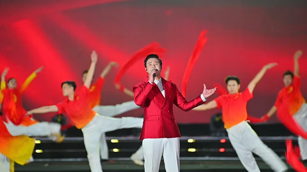 30-nghin-nguoi-dot-chay-ha-long-concert-2025-1.jpg