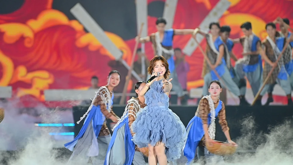 30-nghin-nguoi-dot-chay-ha-long-concert-2025-2.jpg