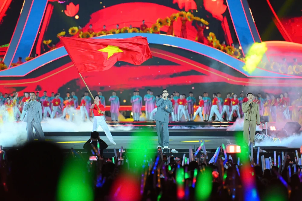 Nhóm nhạc Oplus trình diễn tại Hạ Long Concert. Ảnh: QN