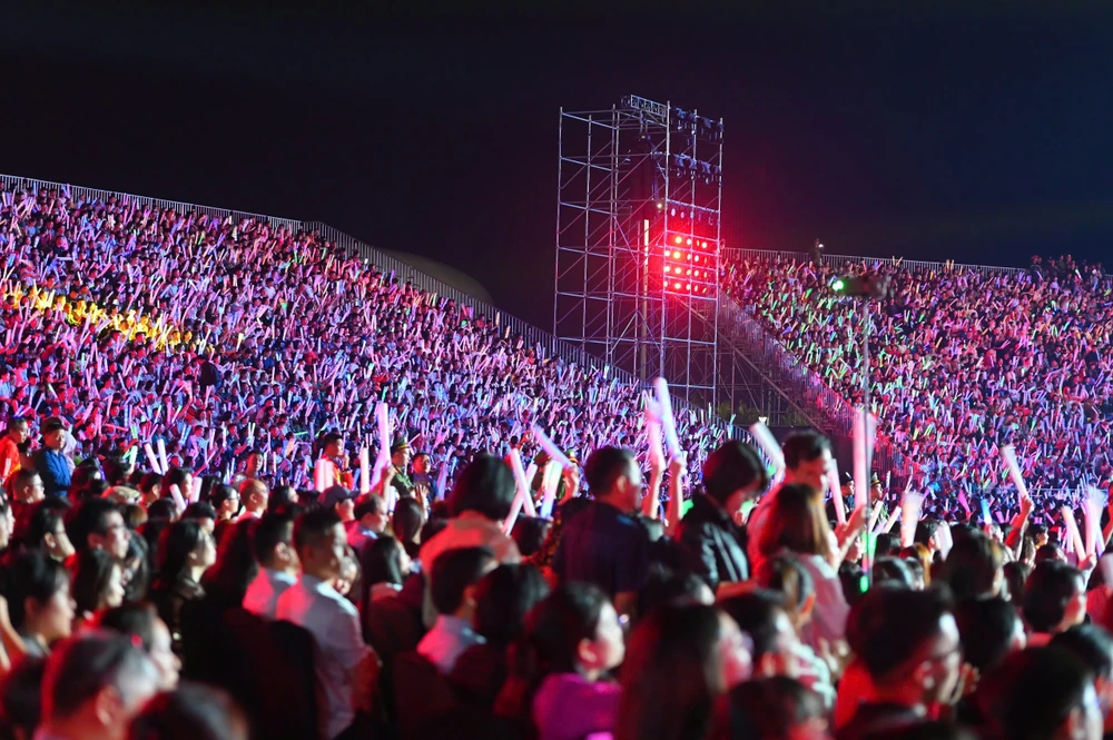 30-nghin-nguoi-dot-chay-ha-long-concert-2025-7.jpg