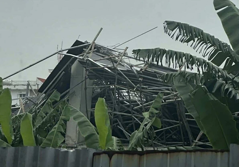 Hiện trường nơi giàn giáo đổ sập khiến 3 người thương vong. Ảnh: CTV