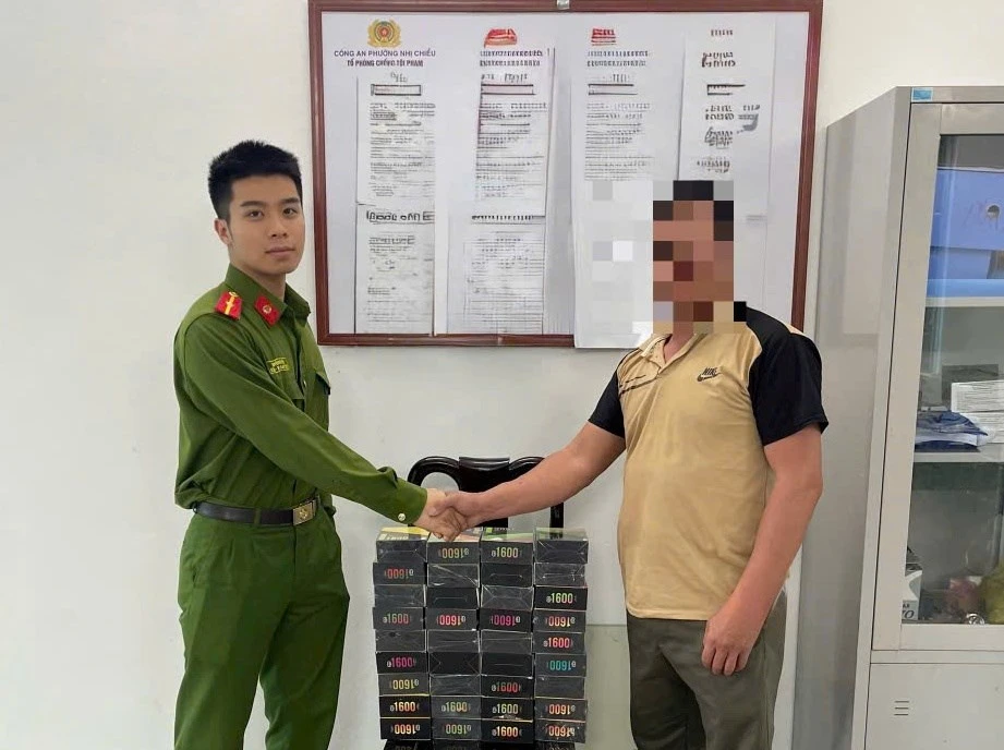 Ông D. tự nguyện giao nộp 360 chiếc thuốc lá điện tử tại cơ quan công an. Ảnh: CAHP