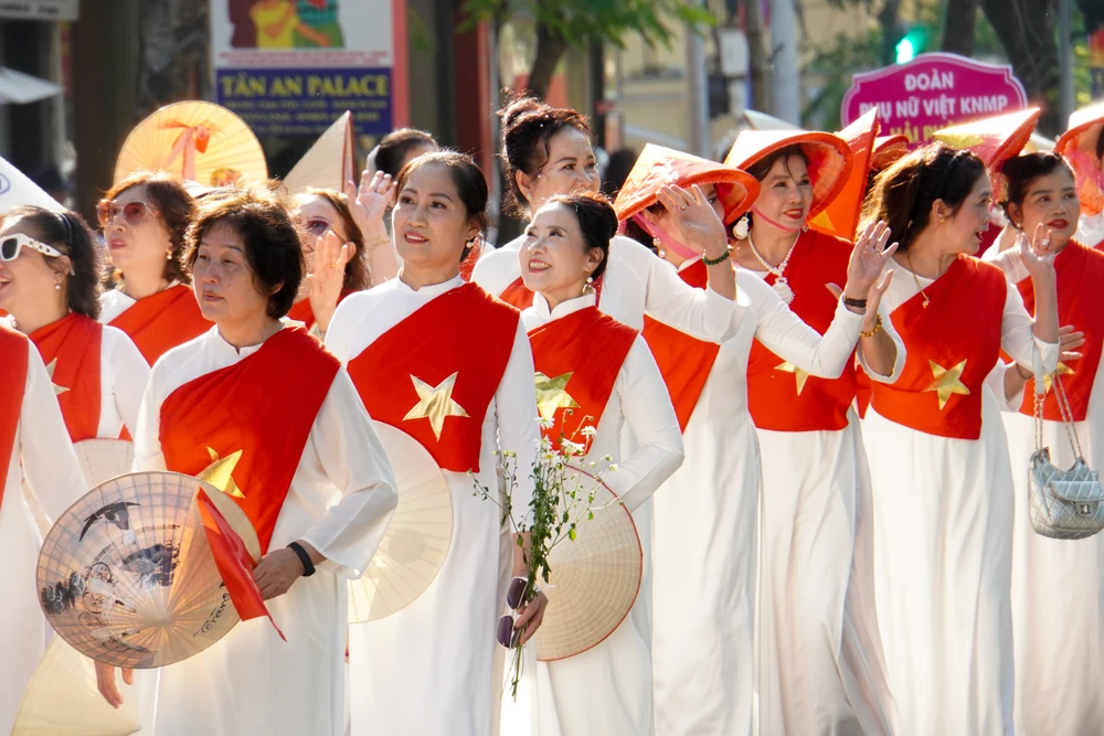 gan-nghin-nguoi-dieu-hanh-ao-dai-co-phuc-tren-duong-pho-hai-phong-13.jpg
