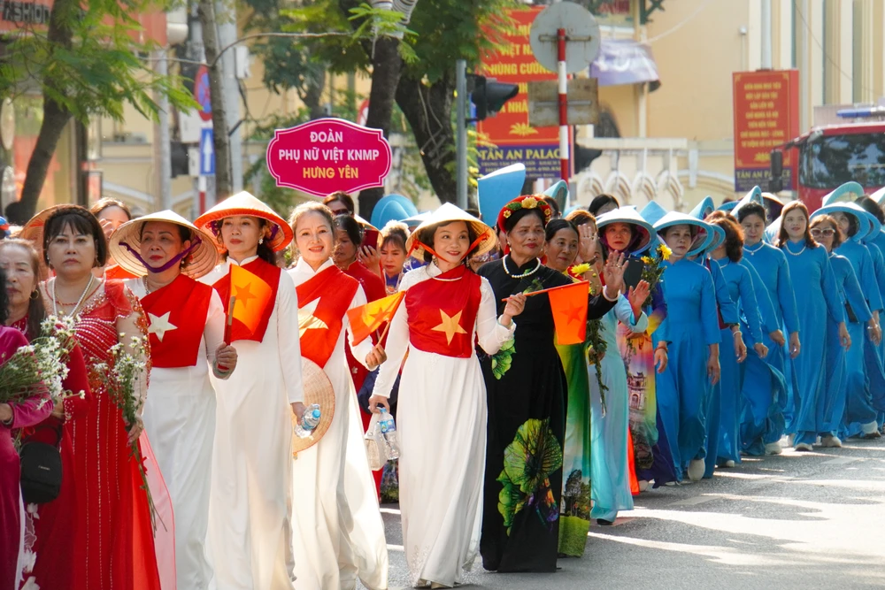 gan-nghin-nguoi-dieu-hanh-ao-dai-co-phuc-tren-duong-pho-hai-phong-15.jpg