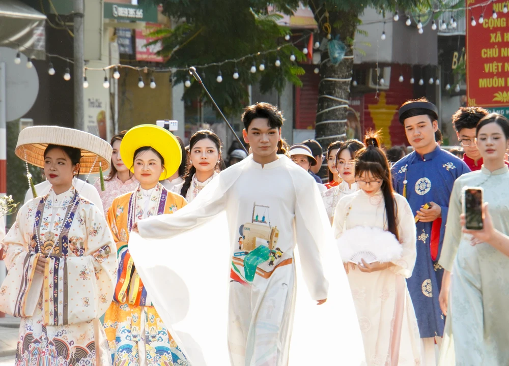 gan-nghin-nguoi-dieu-hanh-ao-dai-co-phuc-tren-duong-pho-hai-phong-19.jpg