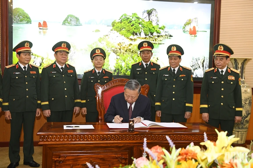 tong-bi-thu-chu-tich-nuoc-to-lam-trao-danh-hieu-anh-hung-luc-luong-vu-trang-nhan-dan-tang-quan-khu-3-4.jpg