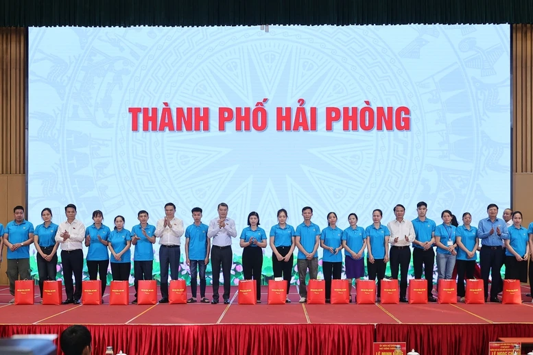 thu-tuong-le-minh-hung-tang-qua-nguoi-co-cong-ho-ngheo-cong-nhan-lao-dong-tai-hai-phong-5.jpg