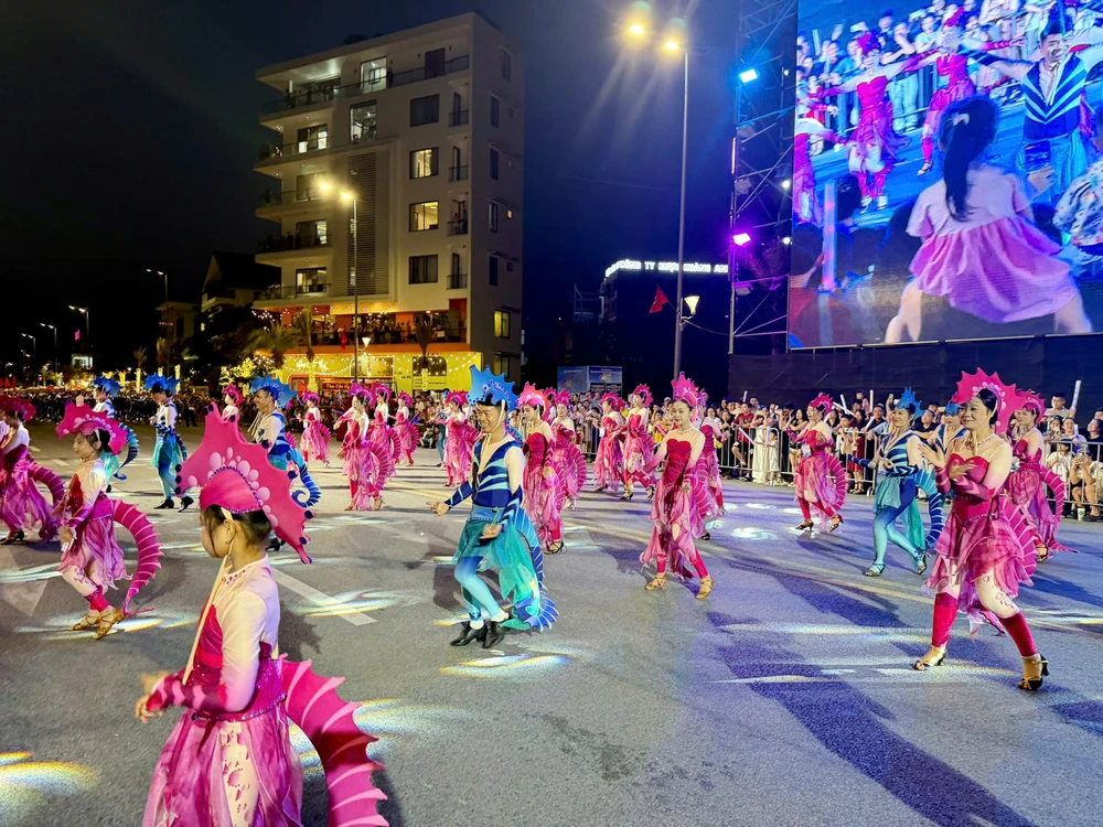 80-nghin-khan-gia-cung-hoa-nhip-voi-carnaval-ha-long-2026-8.jpg