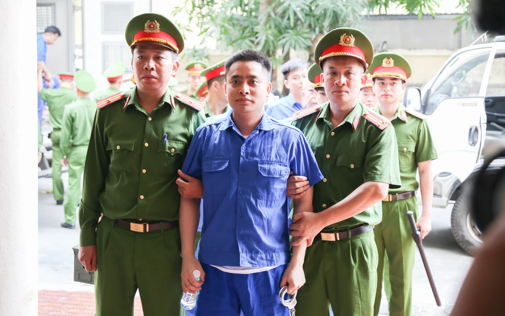 dang-xet-xu-bui-dinh-khanh-cung-dong-pham-3.JPG