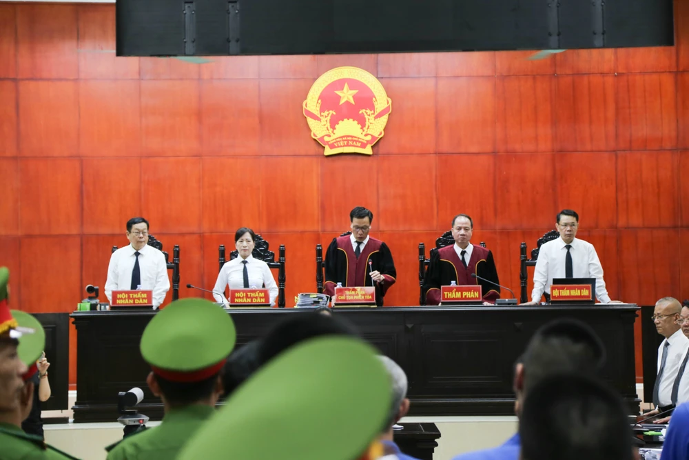 dang-xet-xu-bui-dinh-khanh-cung-dong-pham-4.JPG
