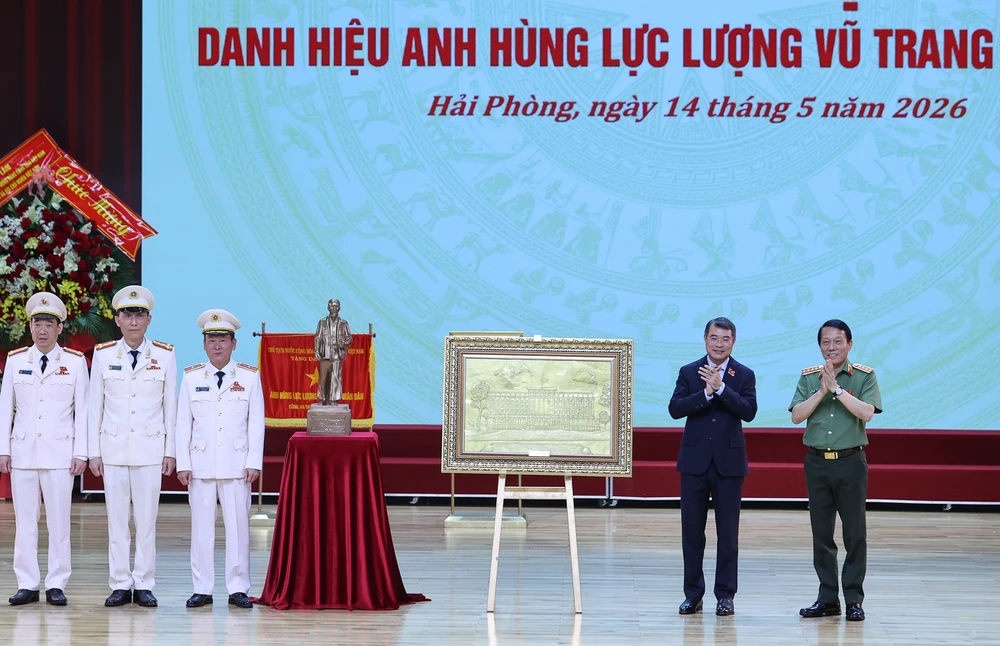 thu-tuong-le-minh-hung-trao-danh-hieu-anh-hung-tang-cong-an-hai-phong-1.jpg