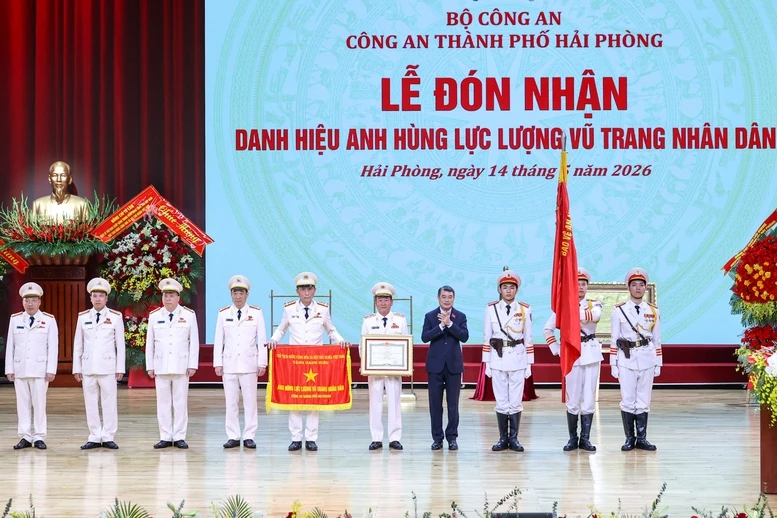 thu-tuong-le-minh-hung-trao-danh-hieu-anh-hung-tang-cong-an-hai-phong-3.jpg