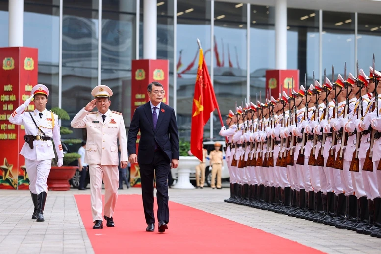thu-tuong-le-minh-hung-trao-danh-hieu-anh-hung-tang-cong-an-hai-phong-6.jpg