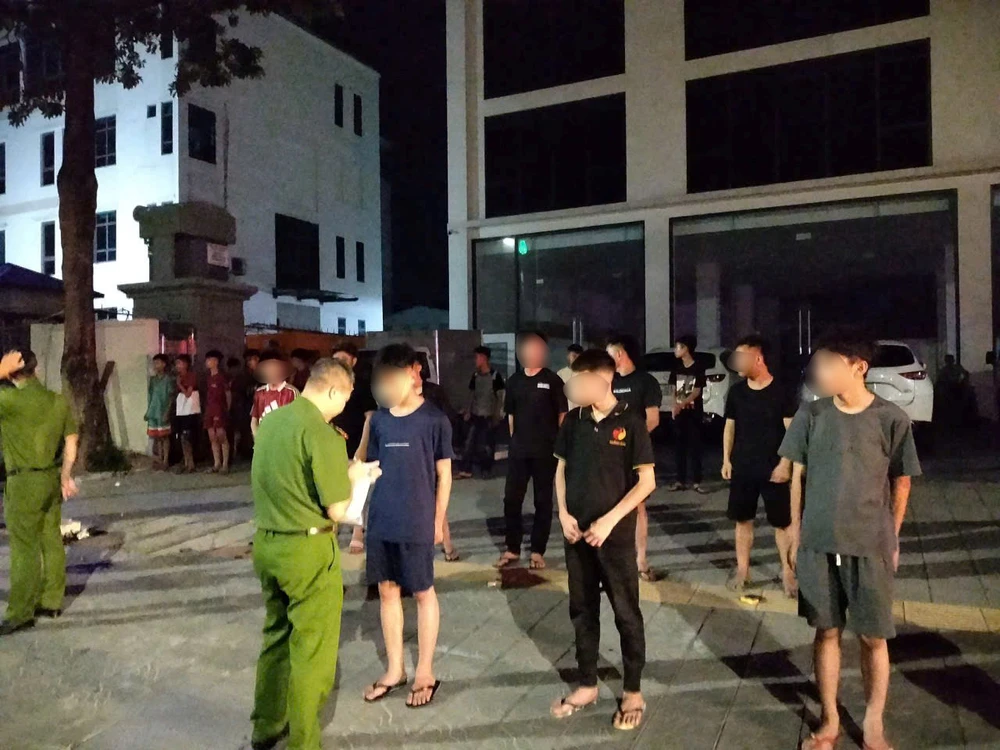 hai-phong-ban-giao-36-thanh-thieu-nien-hoc-sinh-livestream-co-vu-cho-cac-nhom-dua-xe-cho-cong-an-phuong-1.jpg