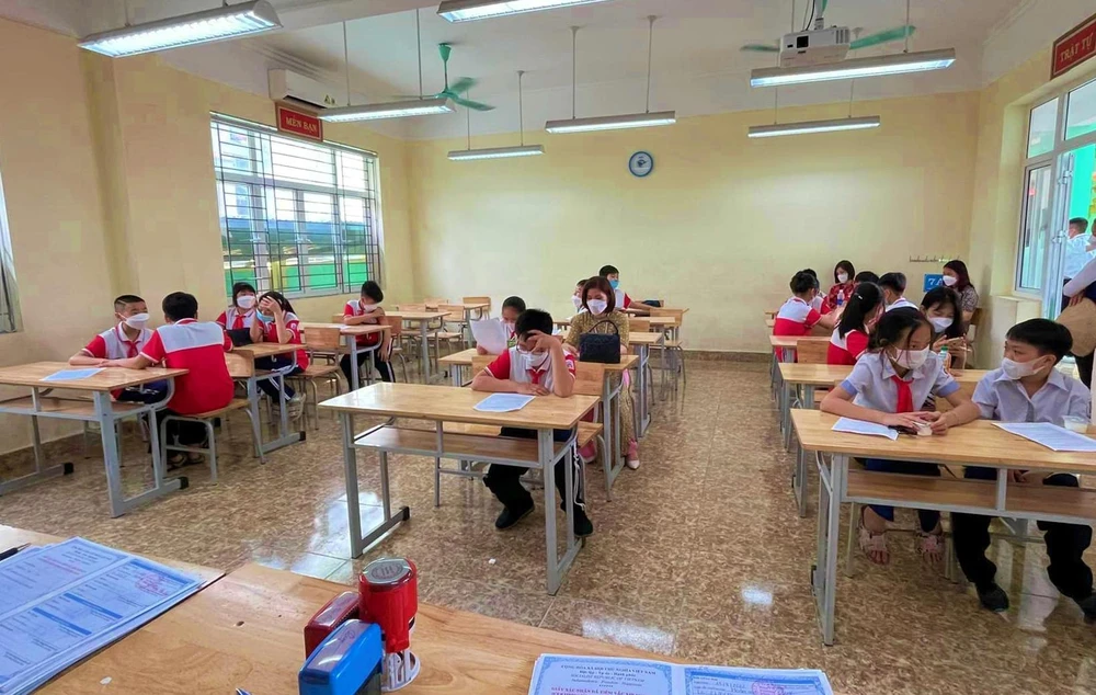 Học sinh khối 6 của Trường THCS Trần Quốc Toản, TP Hạ Long, tỉnh Quảng Ninh đủ điều kiện tiêm chủng đã lần lượt tiêm mũi 1 vaccine Moderna. Ảnh: CTV