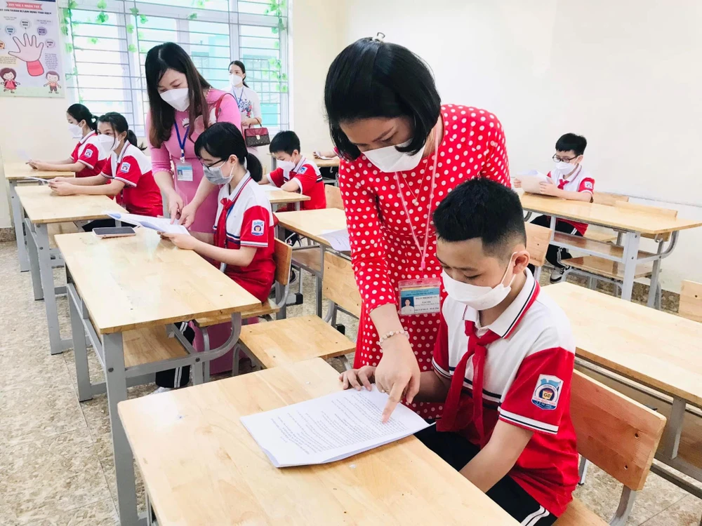 Trước đó, ngày 14-4, học sinh lớp 6 trường THCS Trần Quốc Toản (Hạ Long, Quảng Ninh) đã tiêm phòng vaccine COVID-19. Ảnh: CDC Quảng Ninh