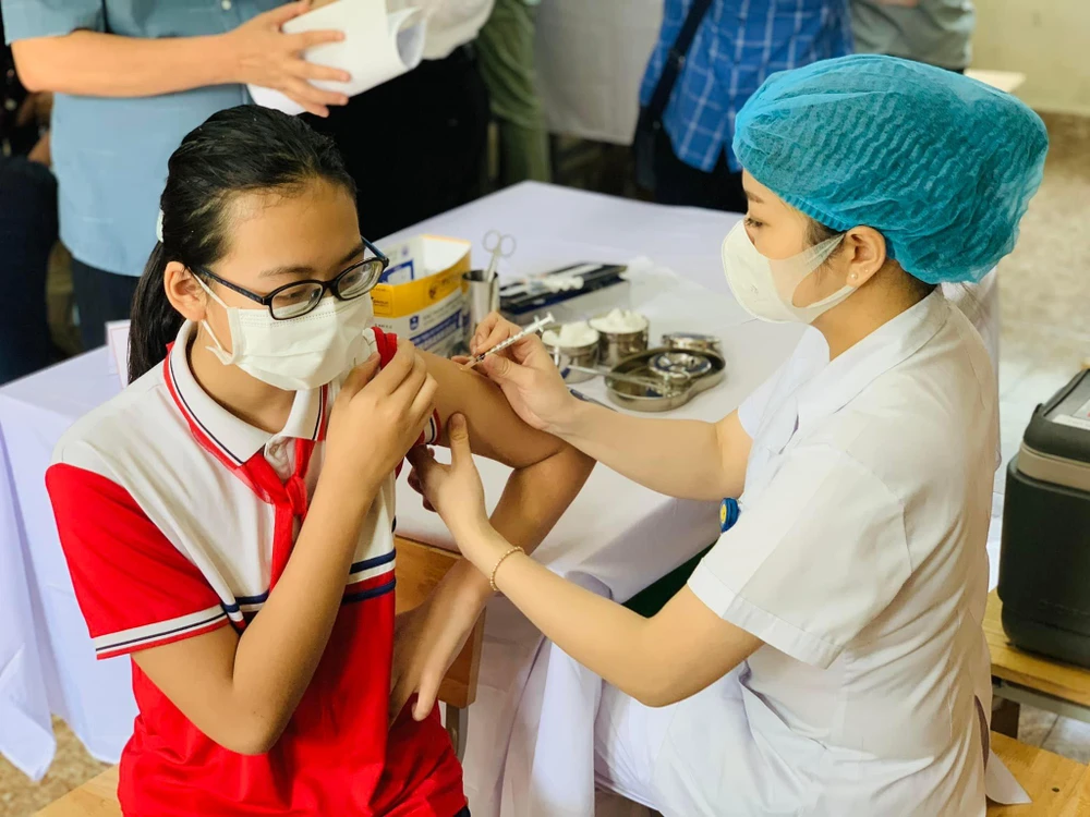 Theo Bộ Y tế, tiêm vaccine phòng COVID-19 là yêu cầu của phòng chống dịch do đó người dân cần đi tiêm đúng lịch. Ảnh: CDC QUẢNG NINH