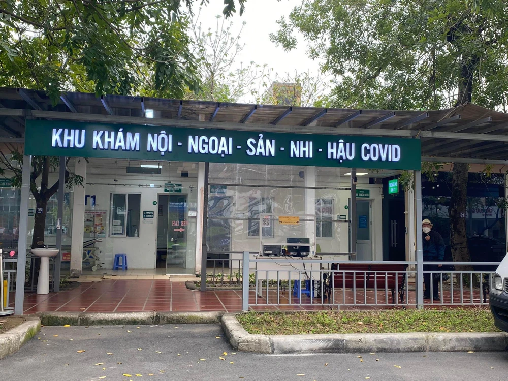 Bộ Y tế chỉ đạo khám bệnh, chữa bệnh cho người bệnh (người lớn và trẻ em) khi mắc và sau mắc COVID-19 theo đúng các hướng dẫn chuyên môn do Bộ Y tế đã ban hành. Ảnh: NHƯ LOAN