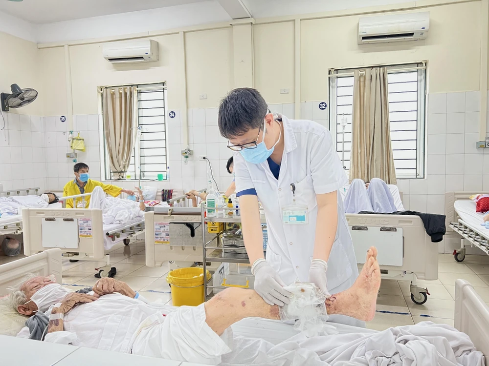 ThS.BS Trần Tuấn Anh khám cho người bệnh. Ảnh: BVCC ThS.BS Trần Tuấn Anh khám cho người bệnh. Ảnh: BVCC