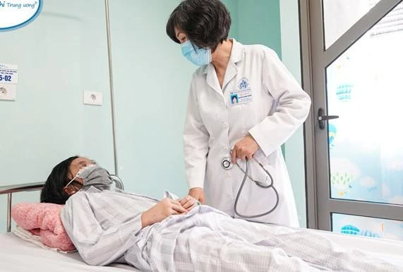 TS.BS Nguyễn Thị Mai Hương – Trưởng khoa Huyết học lâm sàng, Bệnh viện Nhi Trung ương thăm khám cho bé V.A trước khi xuất viện. Ảnh: TRẦN VIỆT