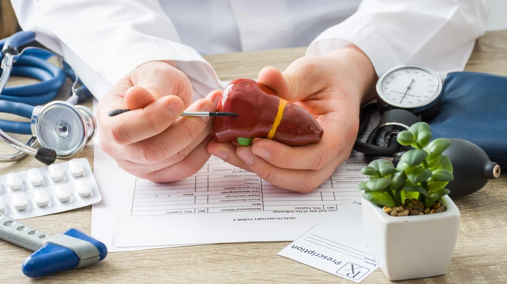 Nhiều phụ huynh lo lắng không biết có nên cho trẻ xét nghiệm men gan để phát hiện viêm gan ở trẻ. Ảnh: MH