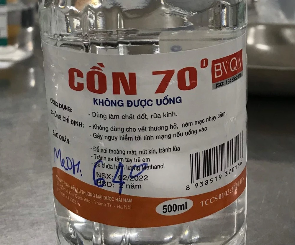 Một số cơ sở bán lẻ thuốc có bày bán các sản phẩm có chứa hóa chất Methanol gây nhầm lẫn với cồn sát trùng. Ảnh: ĐH