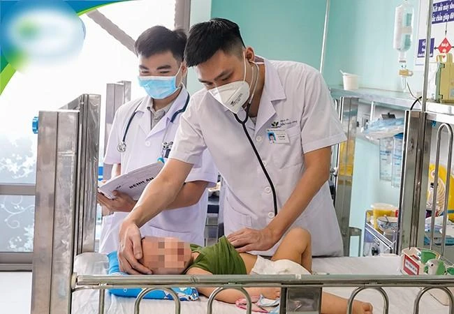 Bệnh nhi 17 tháng nhập viện vì uống nhầm dầu thắp hương. Ảnh: BV