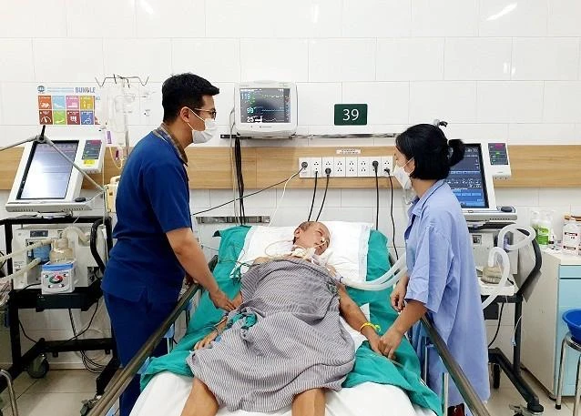 Bác sĩ thăm khám cho bệnh nhân điều trị tại Trung tâm Chống độc. Ảnh: Mai Thanh