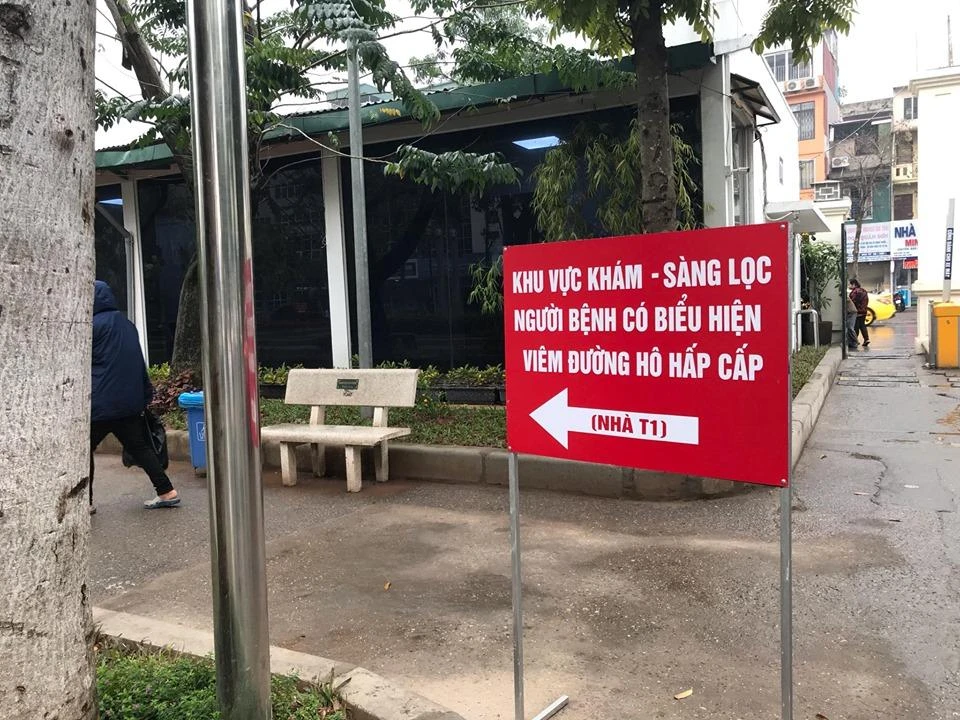 Tại cổng có tiếp nhận người bệnh phải đặt biển báo: “Hướng đi dành cho người bị ho, sốt, chảy mũi, đau rát họng, tức ngực, khó thở, đau mỏi người, mất vị giác khứu giác”. Ảnh: QN