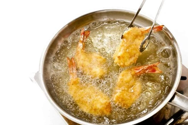 Món ăn chiên/rán không phù hợp với người mắc bệnh mạn tính không lây. Ảnh: HM