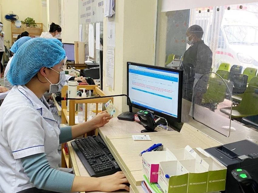 Bộ Y tế đề nghị BHXH có hướng dẫn tiếp tục thanh toán BHYT đối với dịch vụ trên máy đặt, máy mượn. Ảnh: KL