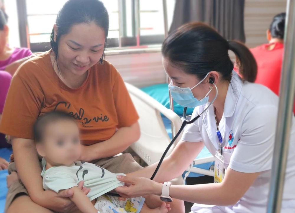 Các bé được bác sĩ theo dõi sức khoẻ hằng ngày. Ảnh: BV