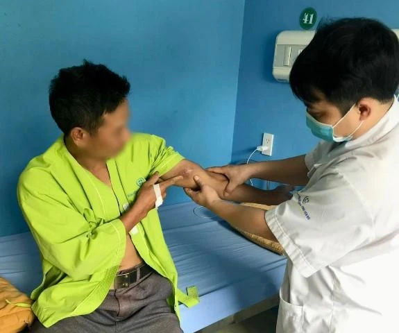 Sau khi được bác sĩ vệ sinh, gắp hết giun ra, bệnh nhân đang được theo dõi và tiếp tục điều trị tại BV. Ảnh: BV