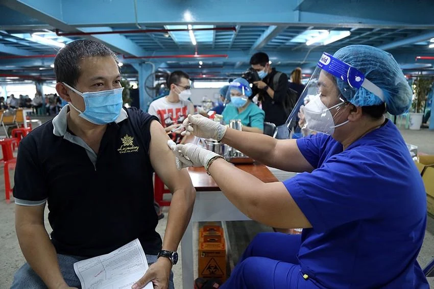 Tiêm vaccine mũi bổ sung cho lực lượng tuyến đầu chống dịch tại điểm tiêm Trường ĐH Công nghiệp (quận Gò Vấp, TP.HCM) vào chiều 10-12. Ảnh: HOÀNG GIANG