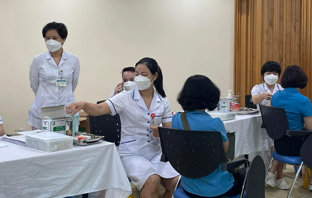 Chủ tịch UBND thành phố Hà Nội yêu cầu phát động chiến dịch tiêm chủng vaccine phòng COVID-19. Ảnh: NHƯ LOAN