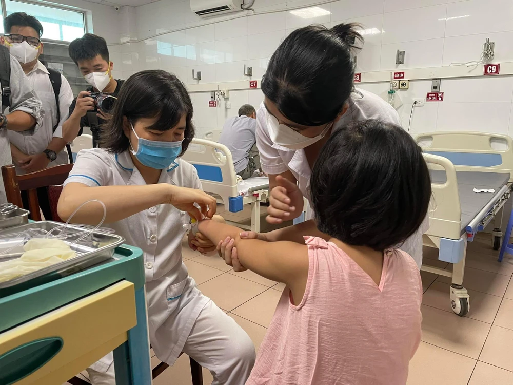 Phần lớn trẻ em sau nhiễm COVID-19 có triệu chứng nhẹ, điều trị ngoại trú và các triệu chứng sẽ khỏi sau 2-8 tuần. Ảnh: NHƯ LOAN