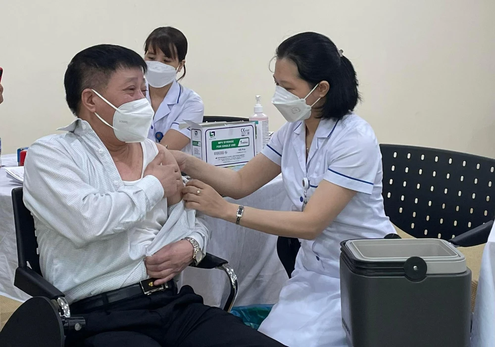 Bộ Y tế đề nghị các đơn vị tập trung đẩy nhanh hơn nữa tốc độ tiêm vaccine COVID-19, hoàn thành sớm nhất kế hoạch đã đề ra. Ảnh: NHƯ LOAN Bộ Y tế đề nghị các đơn vị tập trung đẩy nhanh hơn nữa tốc độ tiêm vaccine COVID-19, hoàn thành sớm nhất kế hoạch đã đề ra. Ảnh: NHƯ LOAN