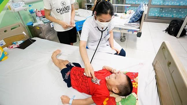 Hiện tình trạng sức khỏe các bệnh nhi đã tạm ổn, đang được theo dõi thêm. Ảnh: BVCC