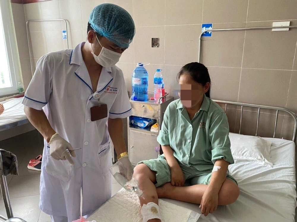 Bệnh nhân L bị nhiễm trùng, hoại tử vết bỏng, đã thực hiện ghép da. Ảnh: BV