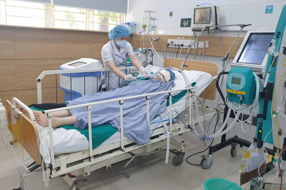 Sau hơn 1 ngày điều trị tích cực, hiện các cơ quan như tim, phổi, thận… đều đã ổn định, tuy nhiên não vẫn còn bị tổn thương, bệnh nhân vẫn còn hôn mê. Ảnh: KL