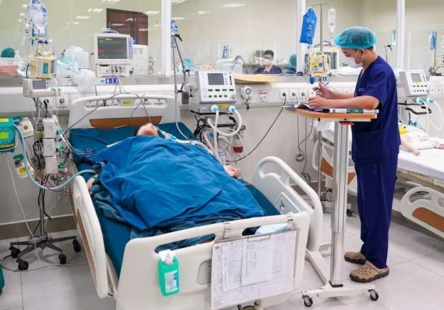 Bệnh nhi đang được điều trị tích cực sau đuối nước tại khoa Điều trị tích cực Nội khoa, Bệnh viện Nhi Trung ương. Ảnh: BV