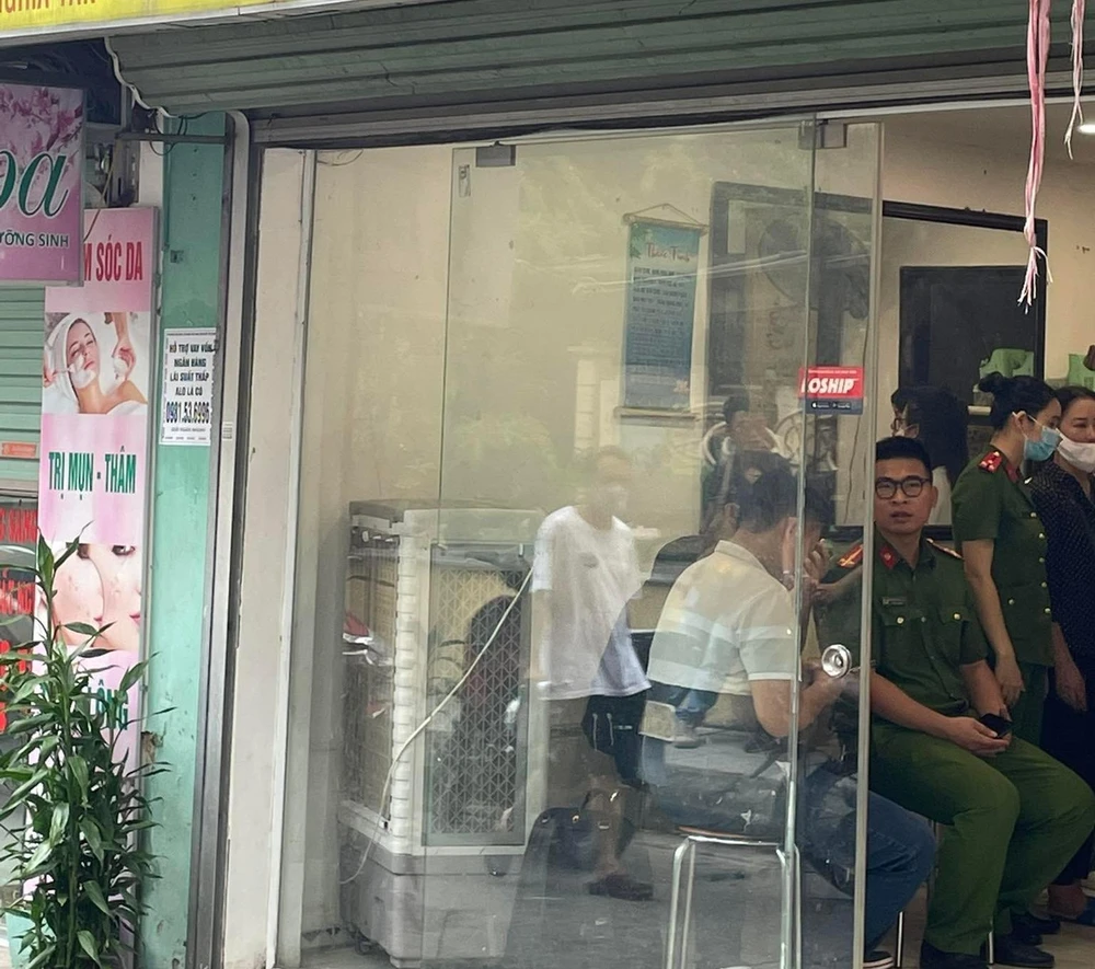 Lực lượng chức năng có mặt từ rất sớm để giúp gia đình chuẩn bị tang lễ. Ảnh: NHƯ LOAN