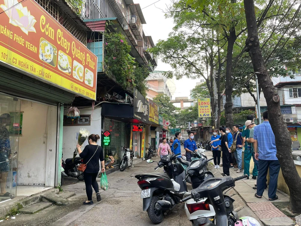 Đông đảo đội ngũ thanh niên tình nguyện của tổ dân phố, phường tập trung để giúp gia đình công tác hậu cần, phục vụ tang lễ. Ảnh: NHƯ LOAN