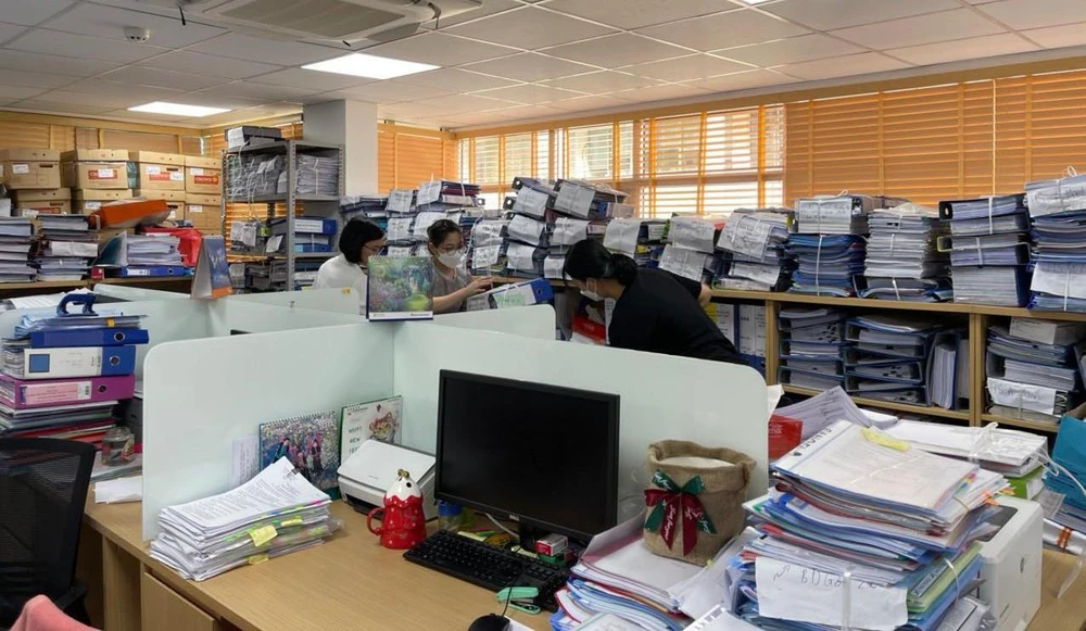 Thời gian quá, cán bộ chuyên viên Cục Quản lý Dược đã phải làm việc liên tục để kịp tiến độ gia hạn giấy đăng ký lưu hành thuốc. Ảnh: NL