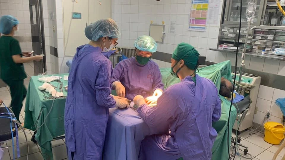 Ca phẫu thuật chuyển 1 vạt da vùng đùi trái lên vá vào vùng da khuyết ở bàn tay trái cho bệnh nhân. Ảnh: BS