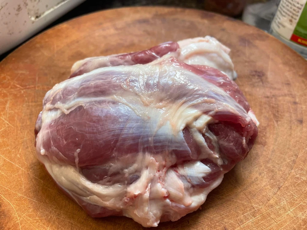 Thịt sạch đơn giản là thịt không nuôi cám tăng trọng, không tồn dư thuốc.