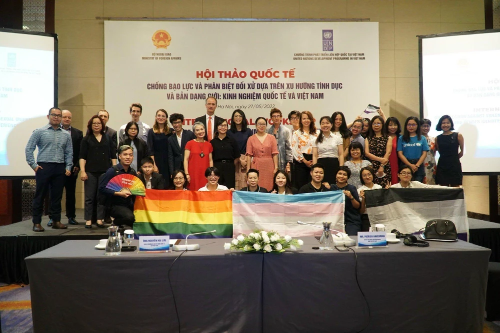 Hình ảnh tại Hội thảo về chống bạo lực và phân biệt đối xử dựa trên xu hướng tình dục và bản dạng giới. Ảnh: SCDI