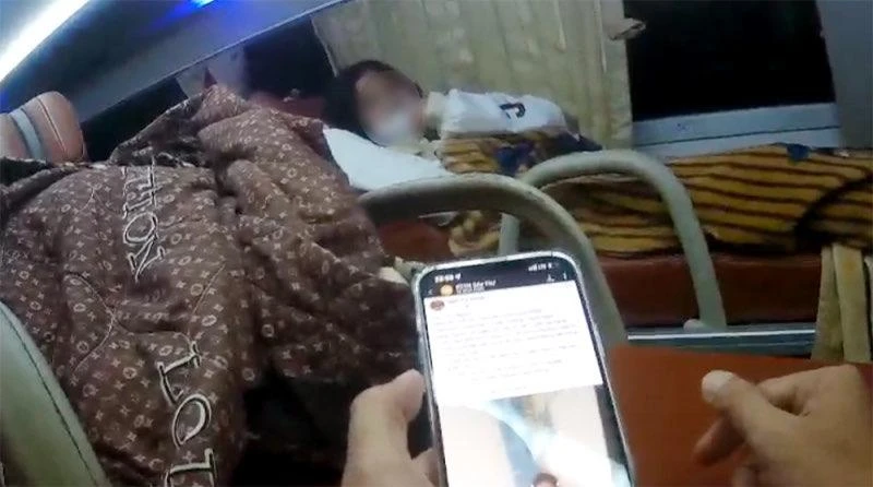 CSGT tìm thấy bé gái ĐTKL trên xe khách.